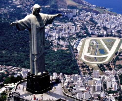 фотография статуи Христа в Бразилии
