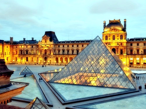 Музей Лувр в Париже (Франция)